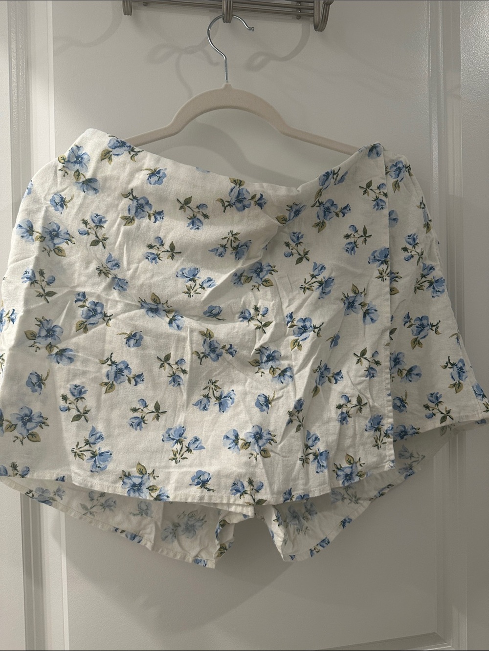 Old Navy floral White Linen-Look Skort with Blue Flowers